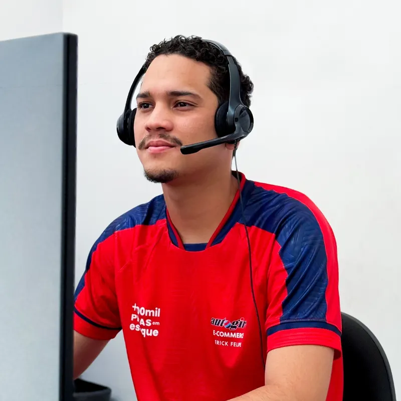 Atendente da Autogiro Ecommerce de headset, atendendo um cliente pelo computador